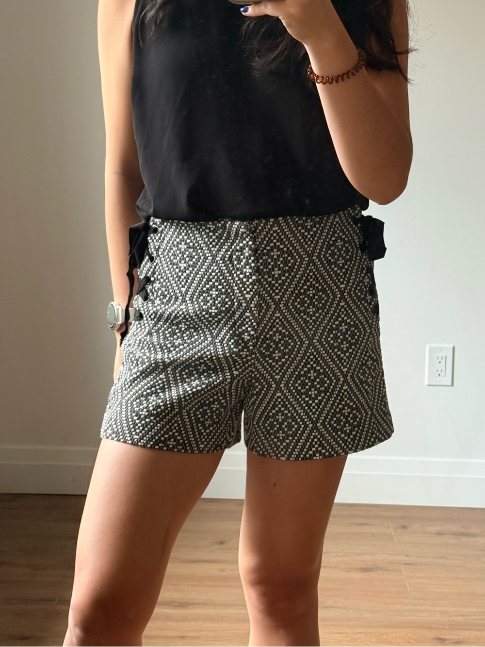 GAP Black and White Geometric Woven Shorts - size 4